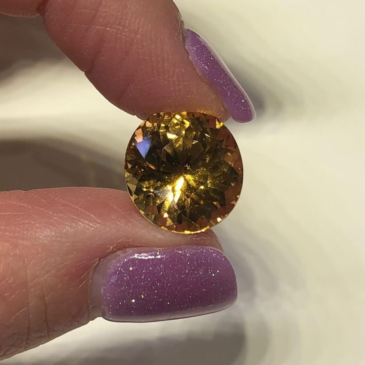 Hessonite garnet. (GemologyGeek)