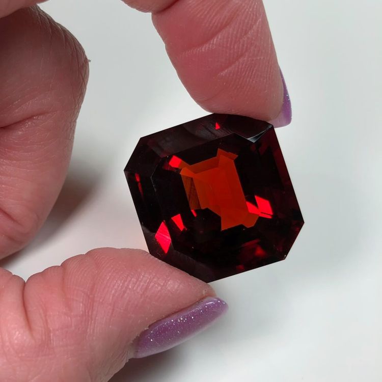 Spessartine garnet. (GemologyGeek)