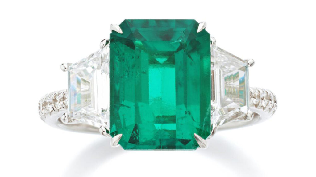 Emerald ring with trapeze-shaped diamond shoulders image