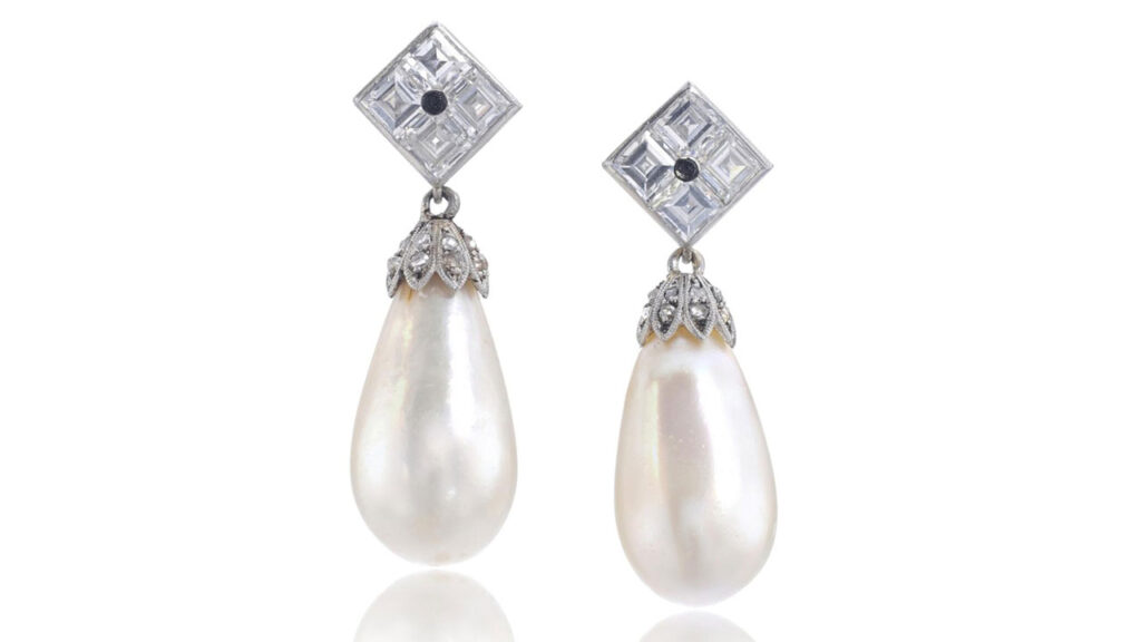 Drop-shaped natural-pearl earrings with square diamonds image