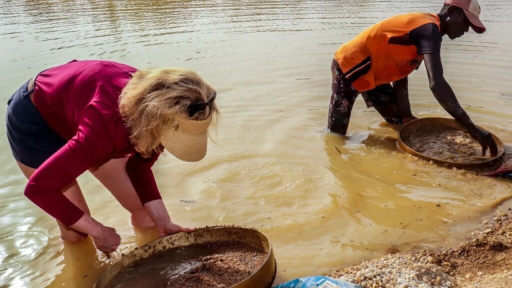 Diamond diggers in Sierra Leone image